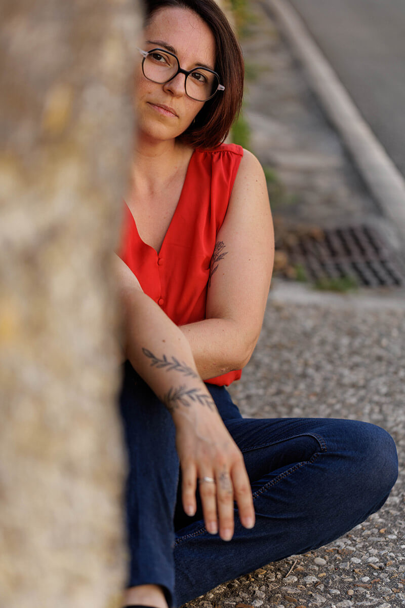 Portrait derriere une pierre