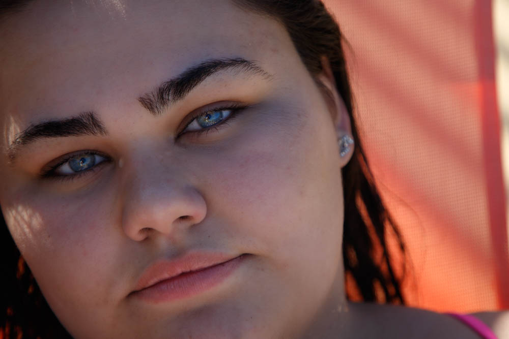 gros plan d'une femme assise sur un transat