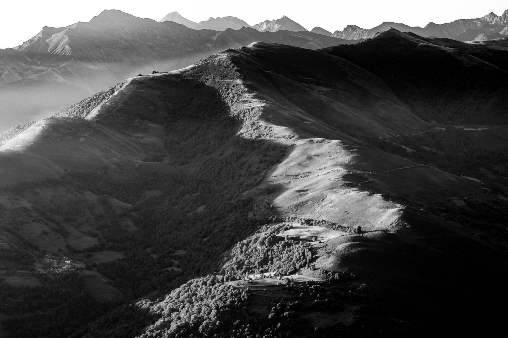Paysage de montagne en noir et blanc — couches de lumière et de brume