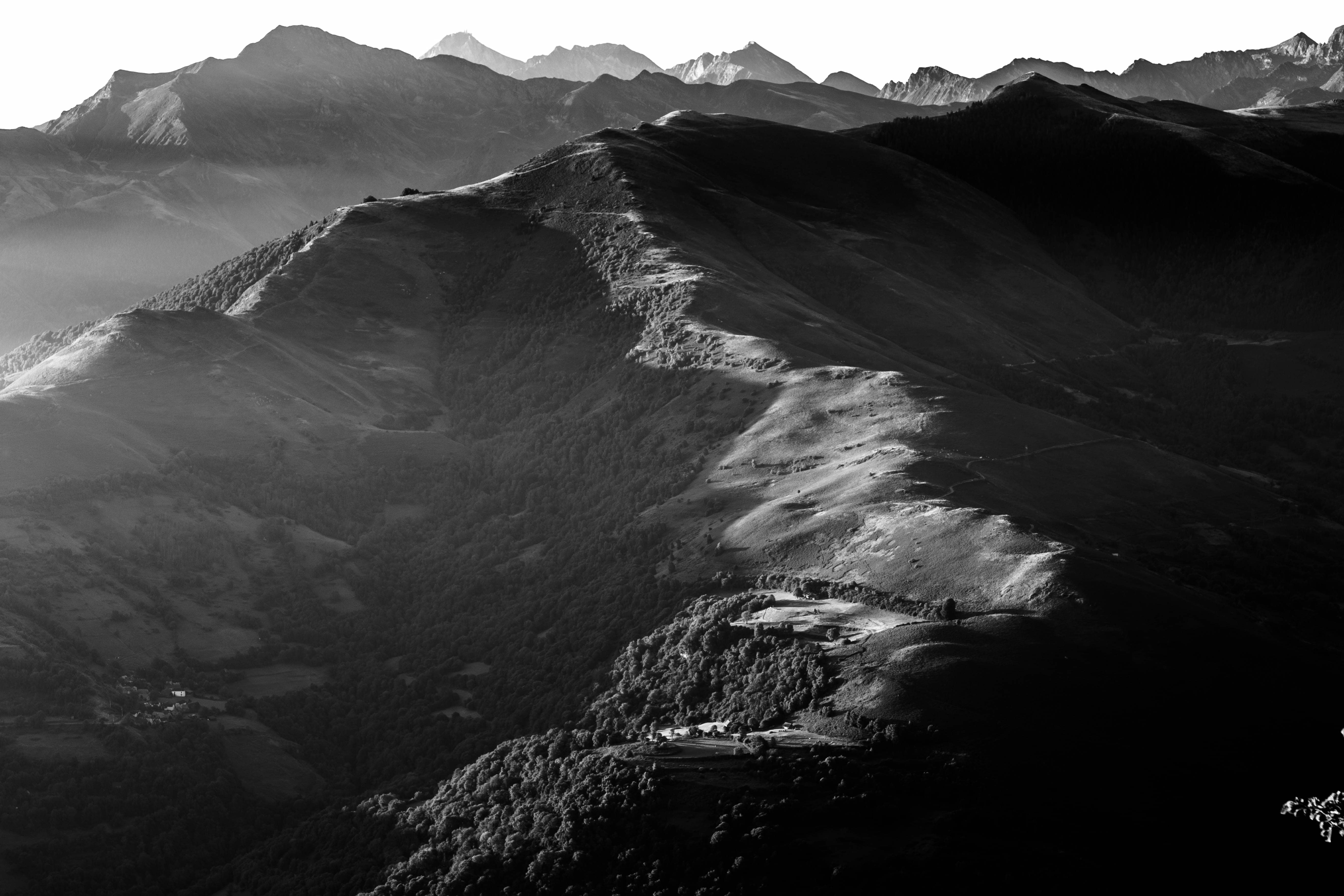 Paysage de montagne en noir et blanc — couches de lumière et de brume