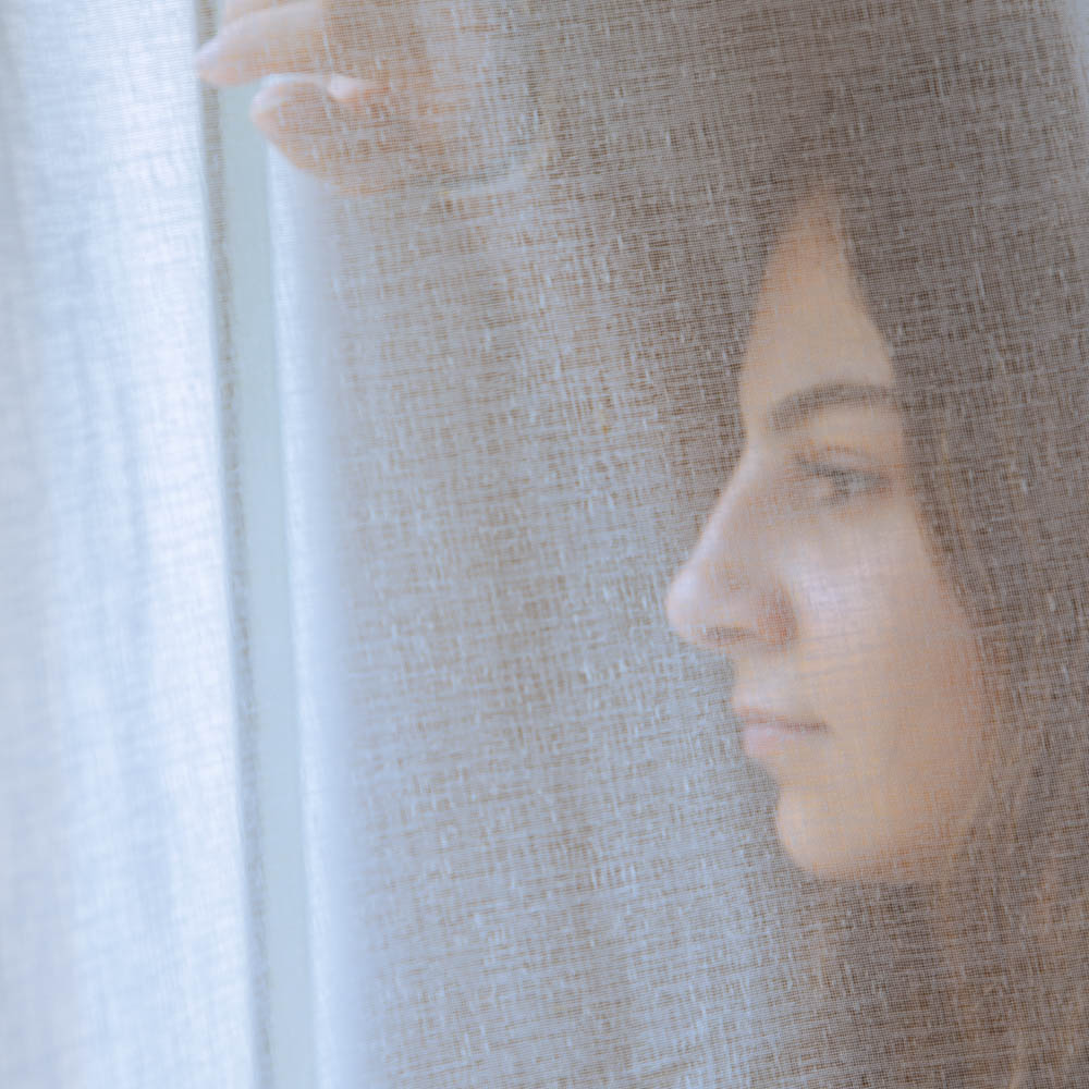 Portrait derrière un voilage